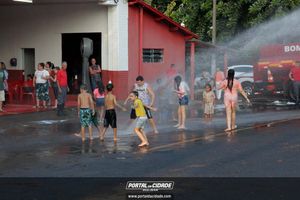 Dona Lia faz alegria da crian&ccedil;ada na sede do Bombeiro Municipal