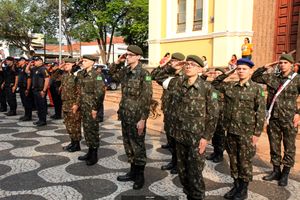 Desfile  C&iacute;vico e Hasteamento das Bandeiras no dia da Independ&ecirc;ncia