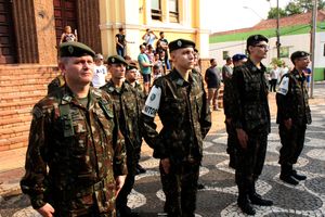 Desfile  C&iacute;vico e Hasteamento das Bandeiras no dia da Independ&ecirc;ncia