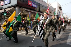 Desfile  C&iacute;vico e Hasteamento das Bandeiras no dia da Independ&ecirc;ncia