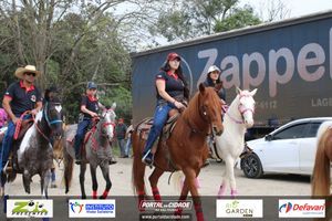 Desfile dos Cavaleiros e Charreteiros