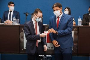 OAB Sumar&eacute; realiza a 1&ordf; entrega do ano das carteiras aos novos Advogados