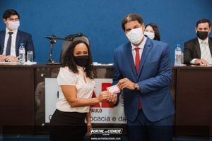 OAB Sumar&eacute; realiza a 1&ordf; entrega do ano das carteiras aos novos Advogados