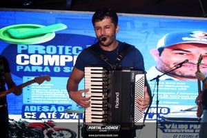 Adriano Estigado no Boi Carrapeta