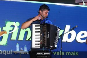 Adriano Estigado no Boi Carrapeta