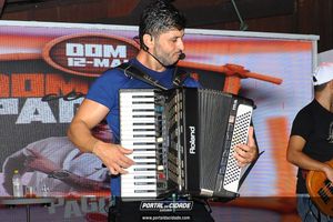 Adriano Estigado no Boi Carrapeta