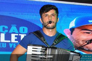 Adriano Estigado no Boi Carrapeta