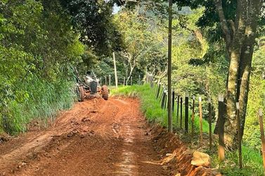 Estrada rural dos Pinheirinhos, em Andradas, passa por manutenção