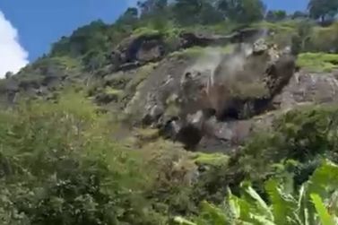 Turista registra o momento em que pedras desmoronaram em área de escalada