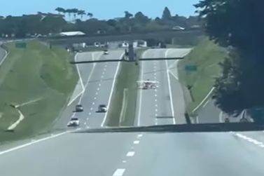 [Vídeo] Avião faz pouso forçado em rodovia após pane em São João da Boa Vista