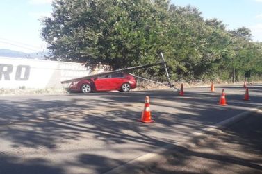 Veículo bate e derruba poste na entrada de Andradas