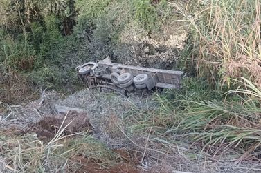 Caminh&atilde;o carregado de cimento sai da pista e despenca em ribanceira na BR-146