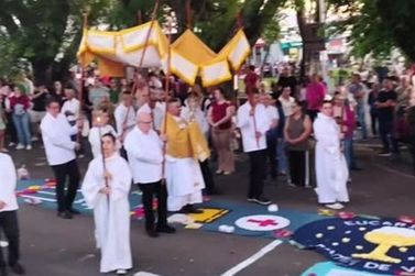 Fi&eacute;is de Andradas confeccionam tapetes para celebrar o Corpus Christi