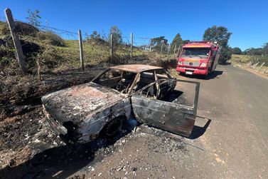 Ve&iacute;culo &eacute; destru&iacute;do por inc&ecirc;ndio em estrada rural e mobiliza o Corpo de Bombeiros