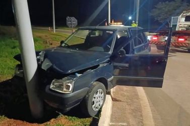 Acidente de tr&acirc;nsito deixa uma pessoa ferida em trevo de Andradas