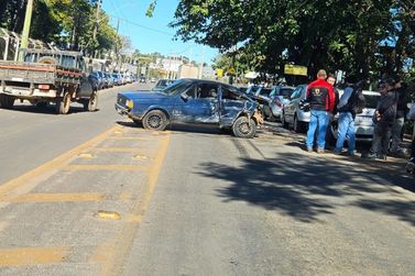 Caminh&atilde;o atinge tr&ecirc;s ve&iacute;culos estacionados e causa danos em Andradas