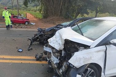 Colis&atilde;o envolvendo tr&ecirc;s ve&iacute;culos na MGC-491 deixa um morto e dois feridos