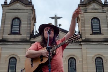 M&uacute;sico de Andradas leva a cultura mineira ao palco da 3&ordf; edi&ccedil;&atilde;o da Buenata