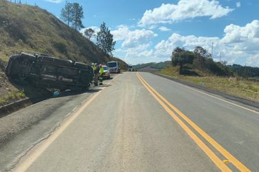 Caminhonete capota na MGC-146 e deixa duas pessoas feridas em Andradas