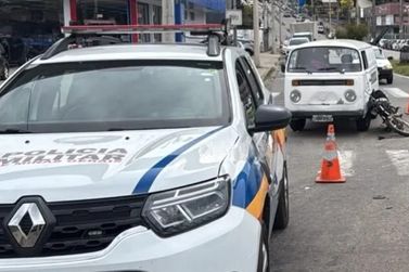 Motocicleta e ve&iacute;culo da Secretaria Municipal de Sa&uacute;de se envolvem em acidente