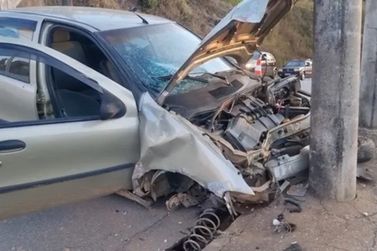 Motorista fica ferido ap&oacute;s carro bater contra poste em cruzamento