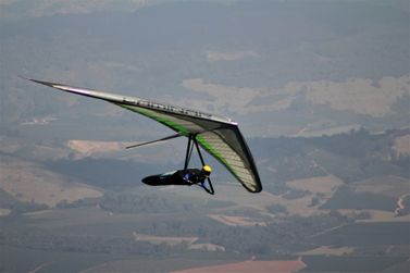 Tem in&iacute;cio no Pico do Gavi&atilde;o, em Andradas, o Pr&eacute;-Mundial de Asa Delta 