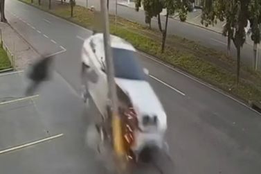 [V&iacute;deo] BMW X6 colide com poste e deixa estrutura pendurada pela fia&ccedil;&atilde;o 