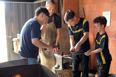 Alunos do Col&eacute;gio Junqueira conhecem o trabalho de uma ferraria em Divinol&acirc;ndia