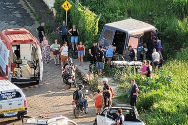 Van se envolve em acidente de tr&acirc;nsito na Vila Caracol, em Andradas