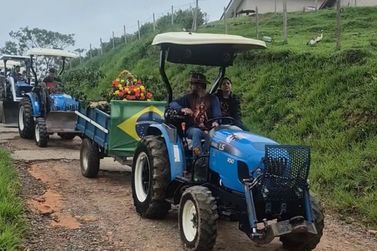 Tratorada re&uacute;ne fi&eacute;is em homenagem a Nossa Senhora Aparecida na zona rural de Andradas