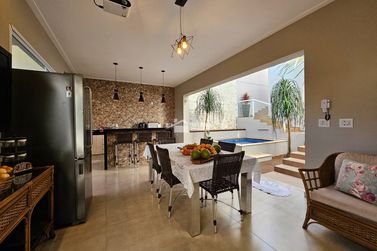 Casa &agrave; venda - 300m&sup2; - Vila Buzato