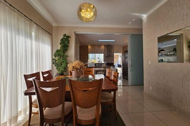 Casa &agrave; venda - 250m&sup2; - Jardim Mantiqueira II