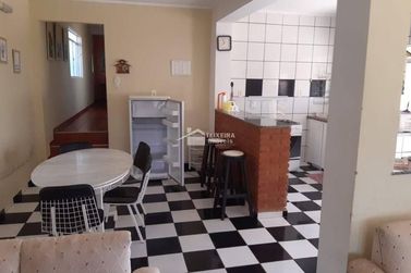 Ch&aacute;cara &agrave; venda - 300m&sup2; - Clube Uva