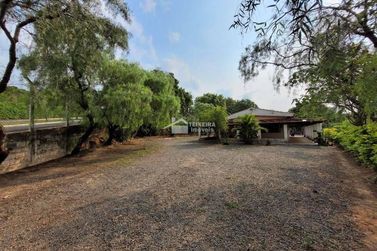 Ch&aacute;cara &agrave; venda - 190m&sup2; - Zona Rural
