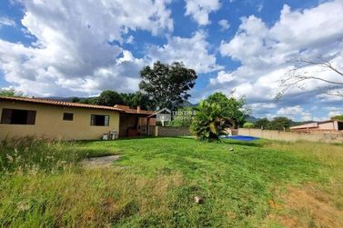 Ch&aacute;cara &agrave; venda - 650m&sup2; - Bairro Retirinho