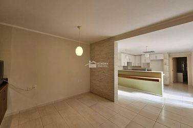 Casa &agrave; venda - 250m&sup2; - Vila Buzato