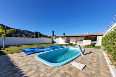 Ch&aacute;cara &agrave; venda - 150m&sup2; - Zona Rural