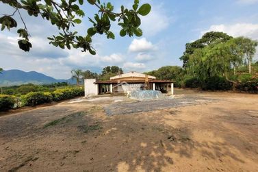 Ch&aacute;cara &agrave; venda - 190m&sup2; - Zona Rural