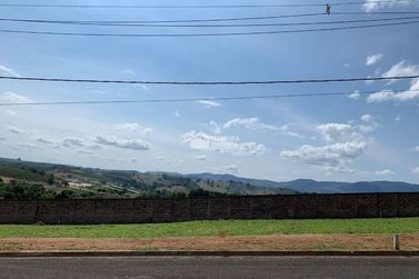 Terreno &agrave; venda - 300m&sup2; - Jardim Village