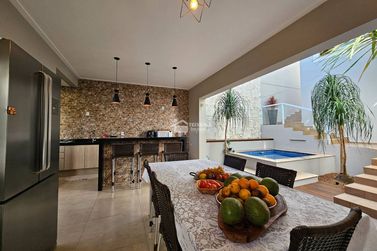Casa &agrave; venda - 300m&sup2; - Vila Buzato