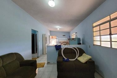 Ch&aacute;cara &agrave; venda - 190m&sup2; - Zona Rural