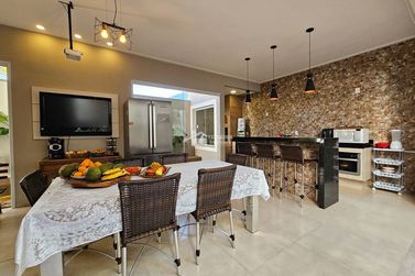 Casa &agrave; venda - 300m&sup2; - Vila Buzato