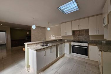 Casa &agrave; venda - 250m&sup2; - Vila Buzato