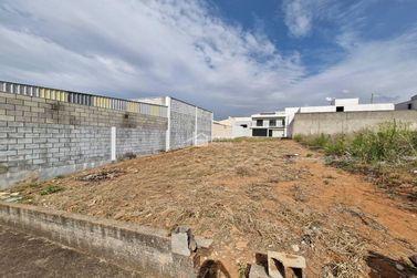 Terreno &agrave; venda - 200m&sup2; - Jardim Mirante