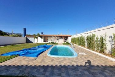 Ch&aacute;cara &agrave; venda - 150m&sup2; - Zona Rural