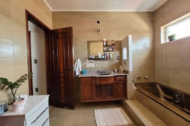 Casa &agrave; venda - 334m&sup2; - Centro