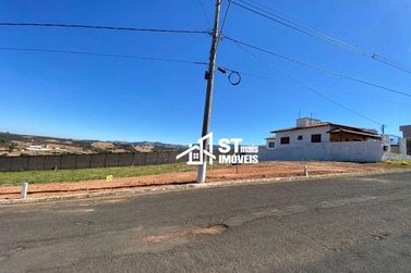 Terreno &agrave; venda - 300m&sup2; - Condominio Village