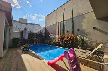 Casa &agrave; venda - 250m&sup2; - Jardim Mantiqueira II