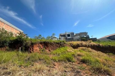 Terreno &agrave; venda - 302m&sup2; - Canto dos P&aacute;ssaros