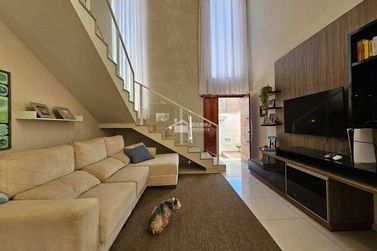Casa &agrave; venda - 250m&sup2; - Jardim Mantiqueira II